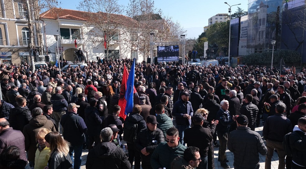Opozita ne proteste jashte Kuvendit, ne rend dite shkarkimi i Nikolles